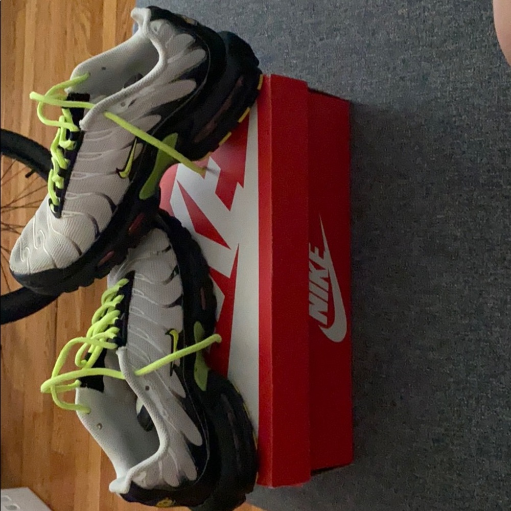 Used air max plus se size 8